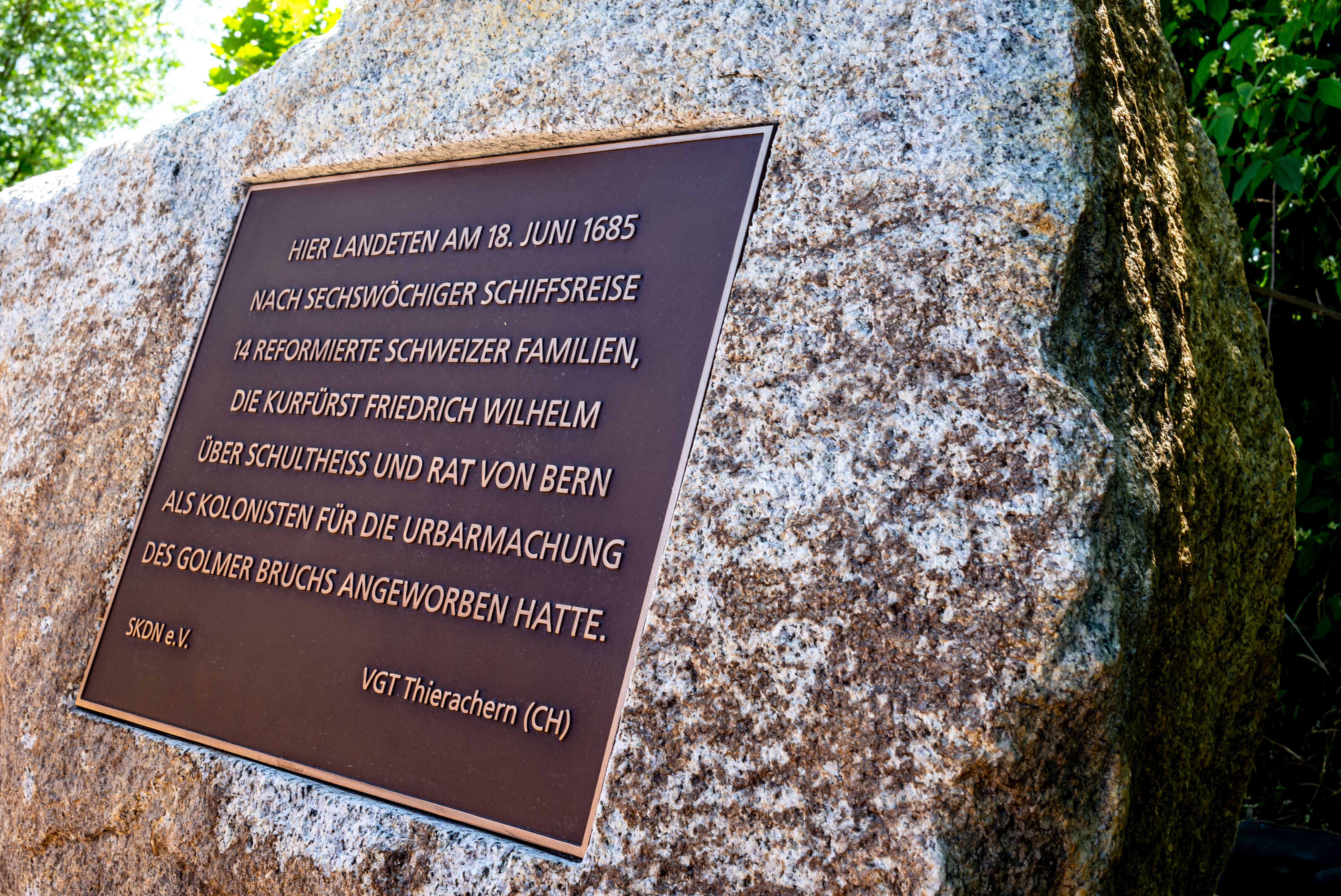 Tafel auf dem Gedenkstein